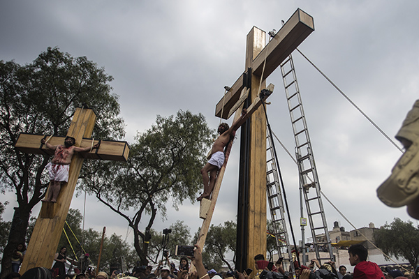 La cruz es elaborada por el carpintero Ángel Juárez. FOTO: CUARTOSCURO