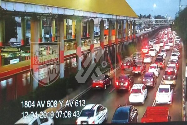 Hay carga vehicular en Avenida 608 al sur, desde la Avenida 412 hasta Circuito Interior. Foto: C5