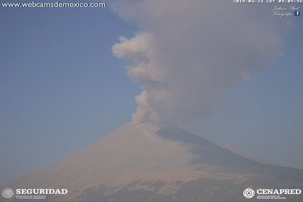 El volcán emitió un poco de ceniza, la cual se dispersó hacia el este. Foto: @CNPC_MX
