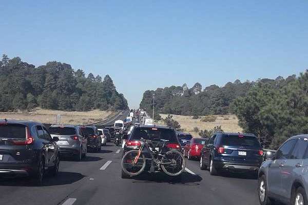 La autopista a Cuernavaca es una de las que presenta mayor aforo vehicular este Viernes Santo, informó la Policía Federal.