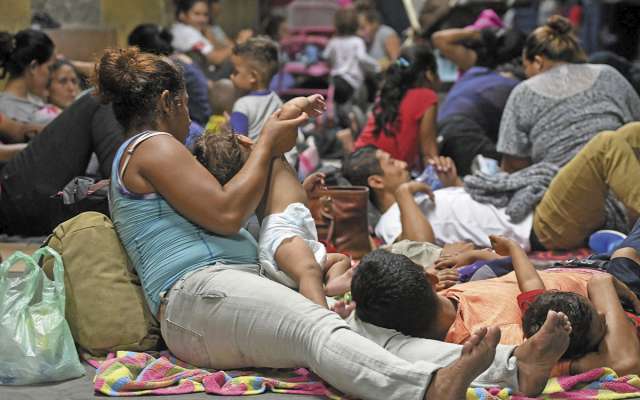 Personas de
Honduras esperan en San
Pedro Sula,
para partir. FOTO: ESPECIAL