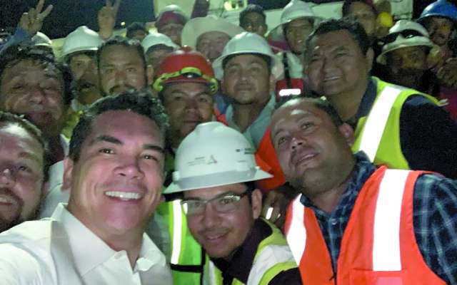 El mandatario Alejandro Moreno celebró con el personal que construye el puente La Unión, este viernes. FOTO:ESPECIAL