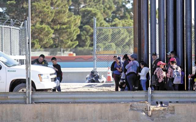 CIUDAD JUÁREZ, CHIHUAHUA, 21ABRIL2019.- Un numeroso grupo conformado por migrantes decidió entregarse esta mañana a la Patrulla Fronteriza. La entrega se realizó en el marcador 28 del Río Bravo, el cual se ubica a la altura de la Plaza de la Mexicanidad, en el lado mexicano. El grupo estaba conformado por decenas de familias: mujeres, niños y hombres; de momento se desconoce la cantidad exacta de personas que se entregaron. Cabe recordar que éste no es el primer grupo de migrantes que en su desesperación por cruzar a Estados Unidos se entrega a las autoridades.
