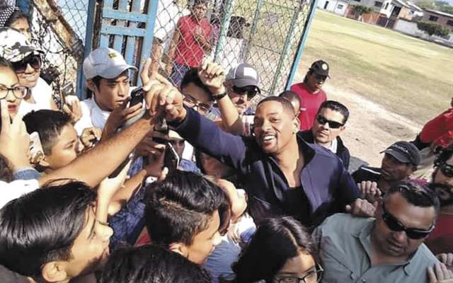PAPARAZZI. Las redes sociales fueron invadidas por imágenes y videos de fans que pudieron vivir el momento. Foto: Especial