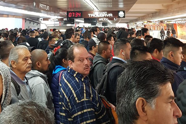 Usuarios reportan grandes concentraciones de personas en la estación Pantitlán. Foto: Twitter