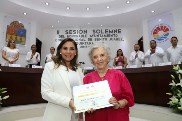 La escritora y periodista Elena Poniatowska fue declarada como “huésped distinguido” en Cancún.
Foto: Mauricio Conde