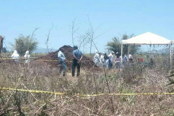 Peritos y familiares hallan dos fosas clandestinas en Nayarit
