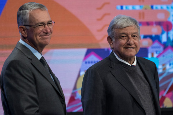 Andrés Manuel López Obrador, presidente electo de México, encabezó junto con Ricardo Salinas Pliego, presidente de Grupo Salinas, la firma de un acuerdo para trabajar conjuntamente en el programa “Jovenes Construyendo el Futuro”.