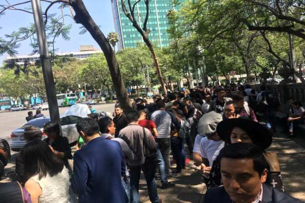 Hasta las 12:45 de la tarde, habían pasado 845 personas a tomarse su fotografía. Foto: Omar Tinoco