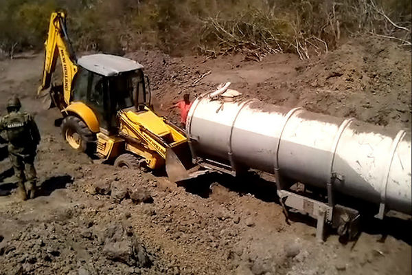 Elementos de las secretarías de Seguridad del Estado de México y de Sedena localizaron tomas clandestinas de gasolina, en el municipio de Teotihuacán.
Foto: Cuartoscuro