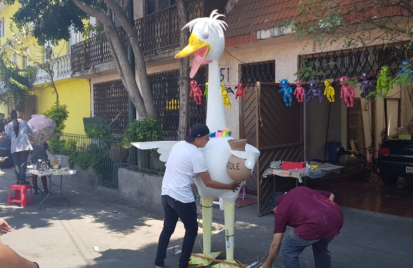 Este año la familia Linares alista su Judas con cara de ganso y que tiene una olla para dar