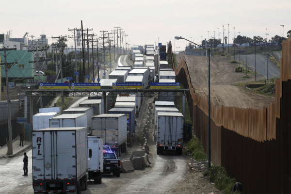 De los 10 canales para el paso de mercancía a Estados Unidos por la frontera de Tijuana, solo hay dos habilitados