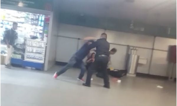 vendedor golpea a policía auxiliar