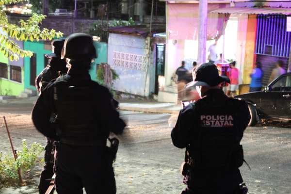 Inconformes se movilizaron a la localidad de Singuilucan para exigir a los policías municipales que les entregaran a los presuntos delincuentes, debido a que aseguraban que serían liberados pocas horas después de su detención . Foto de archivo