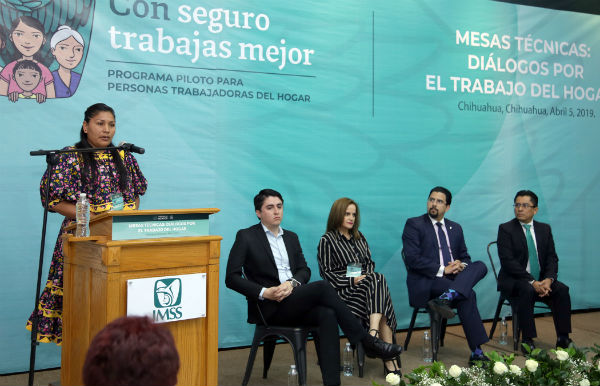 Trabajadoras de la comunidad Tarahumara se reunieron ante autoridades del IMSS. FOTO: ESPECIAL