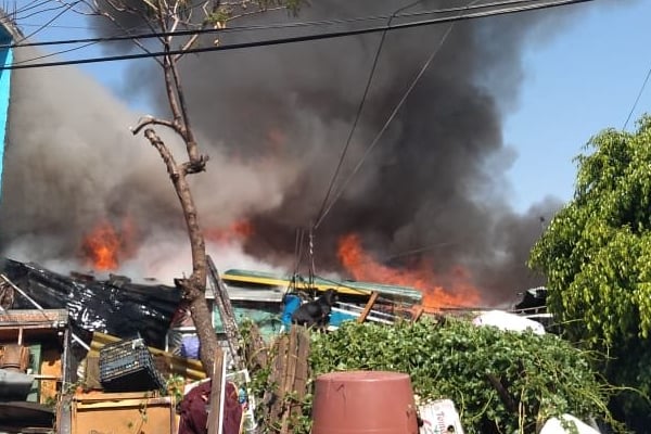 El fuego consumió una casa donde almacenaban materiales de desperdicio. Foto: @MrElDiablo8