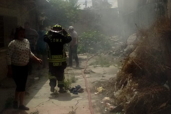 El incendio es en la colonia El Chamizal; vecinos ayudan a los vulcanos con cubetas llenas de agua. Foto: @centine81729062