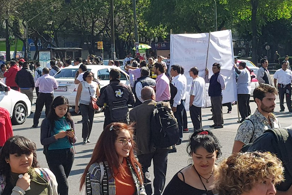 Clausuraron simbólicamente la Semovi en exigencia de regulación de las apps que ofrecen servicio de transporte. Foto: @fidelio1609