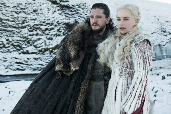 Sam reveló que Jon Snow no es un bastardo y su verdadero nombre es Aegon Targaryen, el legítimo heredero de los 7 reinos; Bran se encuentra frente a frente con Jaime Laninster, que ya es buscadopor Cersei para asesinarlo