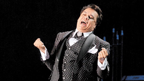 Este martes, con independencia de que Juan Gabriel esté vivo o no, el presidente Andrés Manuel López Obrador dijo que el Divo de Juárez “vive” por su talento y sus canciones. Foto: Especial
