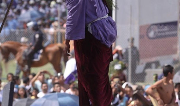 Testigos que se encontraban en el lugar pudieron observar como accidentalmente el actor que interpreta a Judas estuvo a punto de morir. FOTO: ESPECIAL