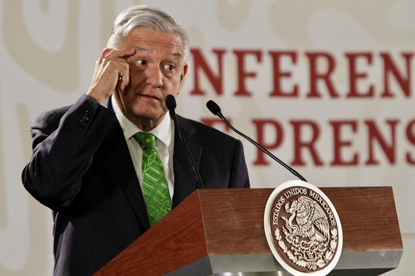 Este martes, el presidente López Obrador firmó un memorándum que cancela la Reforma Educativa. Foto: Notimex