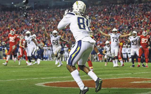 Los Chargers le ganaron a los
Chiefs en su estadio con esta recepción.FOTO: ESPECIAL