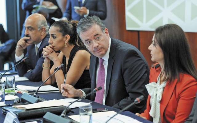 Alejandro Díaz de León, gobernador del Banxico, compareció ayer con senadores. FOTO: ESPECIAL