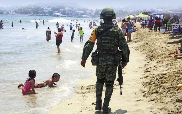 Elementos del Ejército patrullan las playas para dar seguridad a los paseantes. FOTO: ESPECIAL