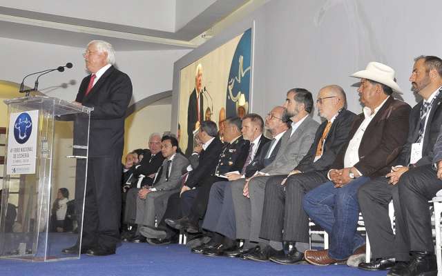 Víctor Manuel Villalobos, titular de la Sader, en el cuarto Foro Nacional de Lechería.FOTO: NOTIMEX