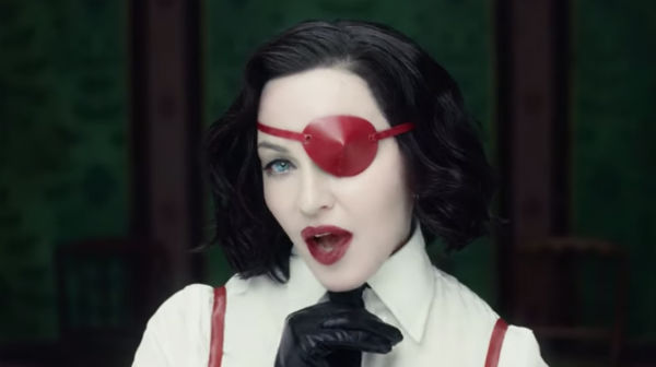 La Reina del Pop porta en el video un parche en el ojo que le da un aspecto de villana. FOTO: ESPECIAL