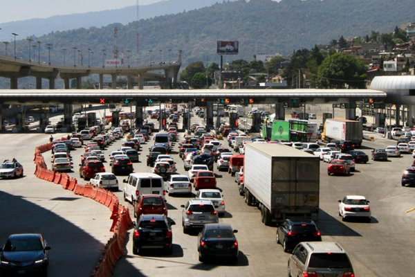 Debido al bloqueo la circulación es complicada. FOTO: NOTIMEX