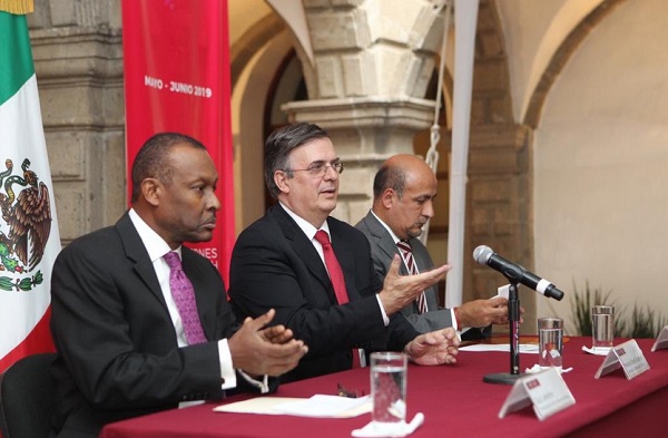 Al participar en la inauguración de la exposición