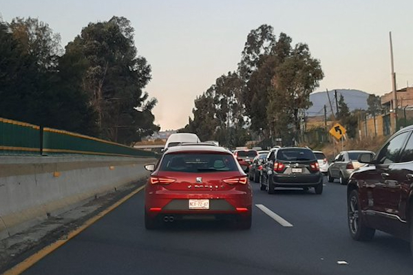 Los vacacionistas salen hacia Morelos o Guerrero con motivo del periodo vacacional de Semana Santa. Foto: Twitter
