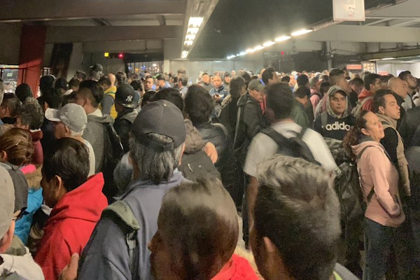 Usuarios reportan retrasos en la llegada de trenes. Foto: @jadrianoa