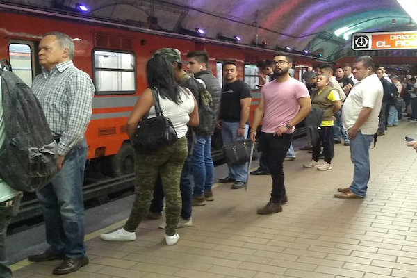 La Línea 7 es una de las que mayor carga de usuarios registra esta mañana. Foto: Twitter