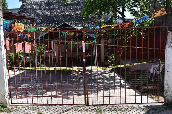 Policías estatales y elementos del ejército resguardan el lugar donde fueron asesinadas ayer 13 personas en el lugar