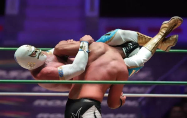 Místico aplicando la Mística a Cuatrero en la Arena México. FOTO: ESPECIAL