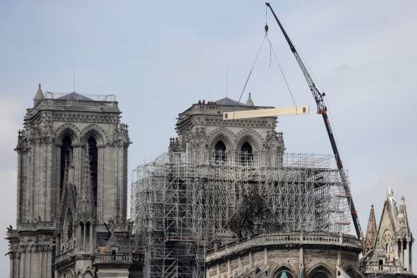 Al parecer, el incendio se derivó de trabajos de mantenimiento en la catedral. Foto: AFP
