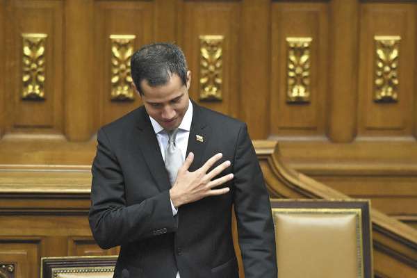 LA ASAMBLEA opositora, liderada por Guaidó, aprobó que una junta paralela de PDVSA negocie deuda. Foto: AFP