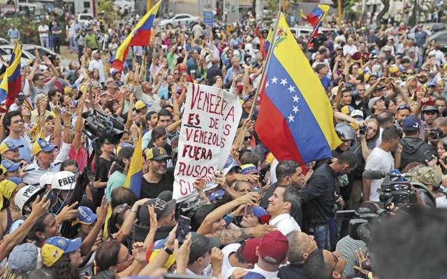 Guaidó convocó ayer a nuevas movilizaciones por la Operación Libertad. FOTO: EFE