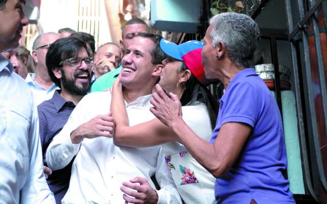 Juan Guaidó
se reunió ayer
con habitantes
en el barrio
de Petare, en
Caracas.FOTO:ESPECIAL