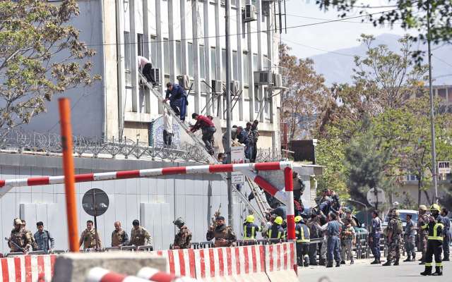 Efectivos
de seguridad
sacaron a
civiles por las
ventanas del
Ministerio de
Información y
Cultura.FOTO: AFP