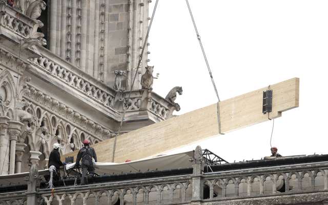 PROTECCIÓN. Trabajadores cubren la catedral para evitar que las obras de arte se dañen. Foto: REUTERS