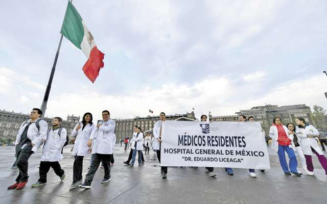 El martes de esta semana los galenos protestaron frente al Palacio Nacional. FOTO: VÍCTOR GAHBLER