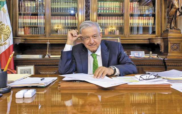 López Obrador firmó en Palacio Nacional los lineamientos en los que ordena suspender la Reforma Educativa.FOTO: ESPECIAL