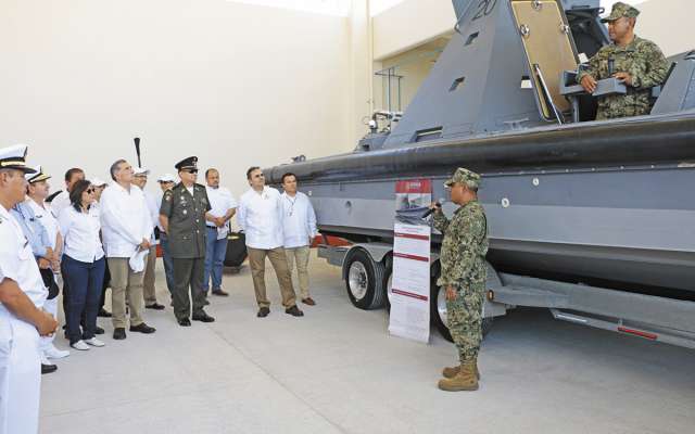 Los titulares de Pemex, Sedena y Marina
atestiguaron la ceremonia de entrega.FOTO: CUARTOSCURO