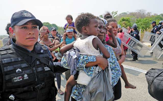En el operativo de las
autoridades migratorias, se
aseguró a familias originarias de Cuba y algunas
otras islas del Caribe que
ingresaron de forma ilegal. FOTO: REUTERS
