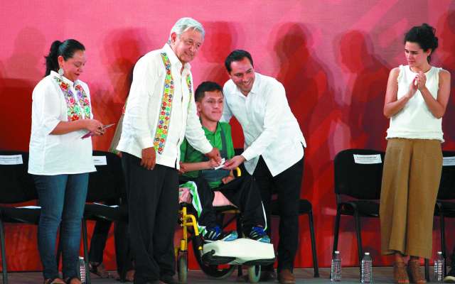 El presidente
López Obrador
estuvo acompañado por el
gobernador de
Yucatán, Mauricio Vila.FOTO:ESPECIAL