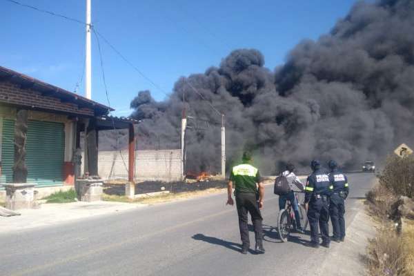 El incendio puede verse a varios kilómetros de distancia. FOTO: @SS_Edomex